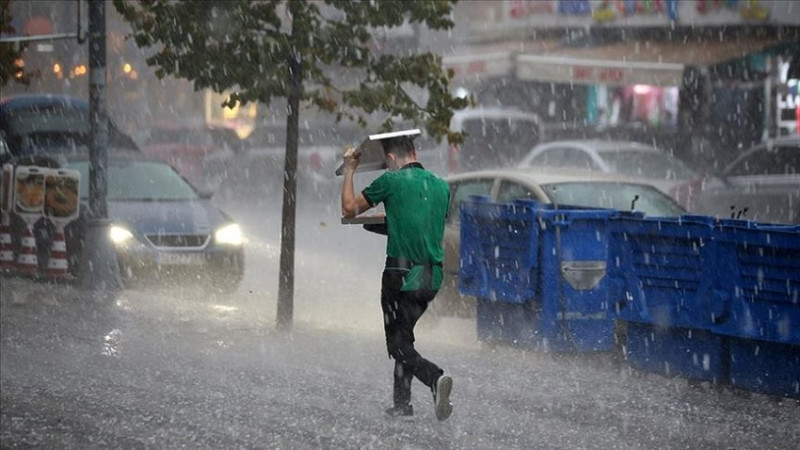 Sağanak yağış Maltepe’de hayatı olumsuz etkiledi