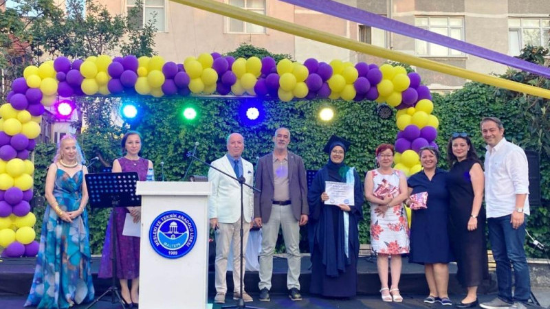MALTEPE KIZ MESLEK LİSESİ’NDE UNUTULMAZ MEZUNİYET TÖRENİ