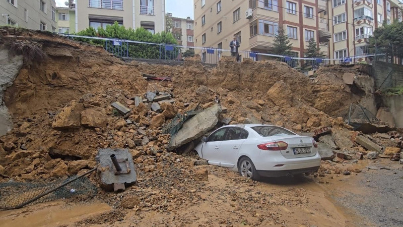 İSTİNAT DUVARI ÇÖKTÜ: ÜÇ ARAÇ HURDAYA DÖNDÜ