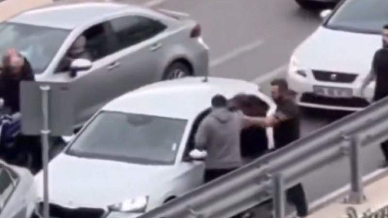 MALTEPE’DE TRAFİKTE SOPA’LI KAVGA