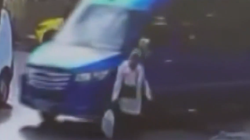 MALTEPE’DE MİNİBÜSÜN ÇARPTIĞI YAŞLI KADIN YARALANDI