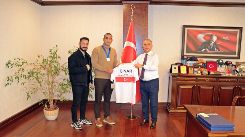 DÜNYA İKİNCİSİ BOKSÖRE TİRYAKİ’DEN TEBRİK