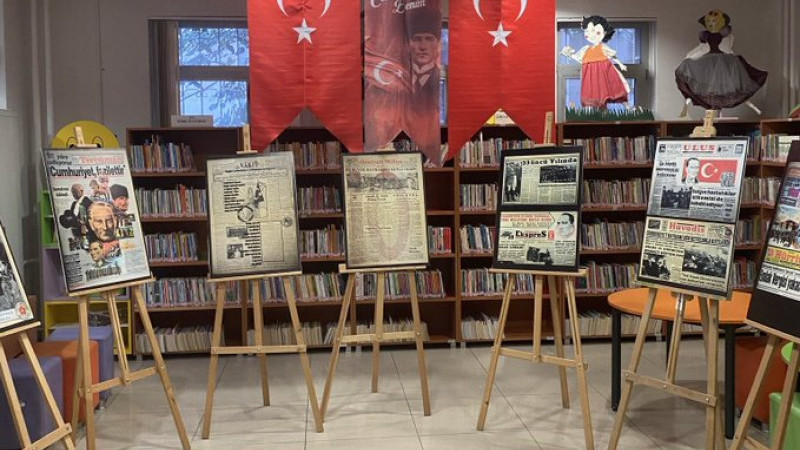 Cumhuriyet manşetleri sergisi