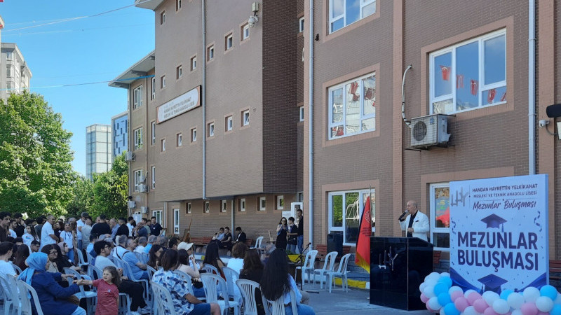 26 YIL SONRA AYNI BAHÇEDE BULUŞTU